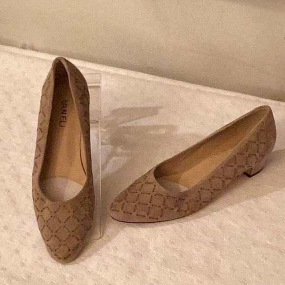 VANELI light brown suede with interlaced golden tone chain and low heels # 7 N - Picture 1 of 9